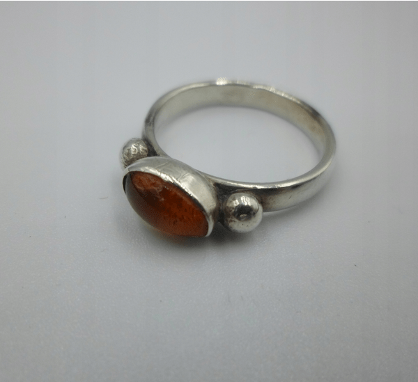 srebrny pierścionek z bursztynem