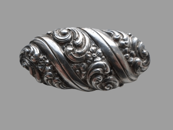 srebrna broszka z ornamentem