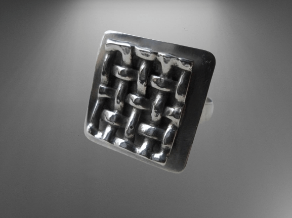 srebrny pierścionek w plecionkę z PRL-u