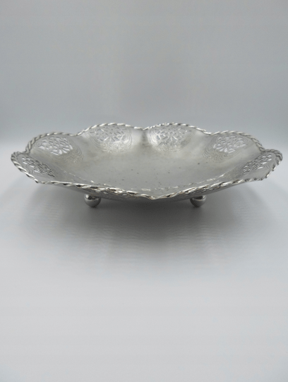 posrebrzana patera na trzech nóżkach