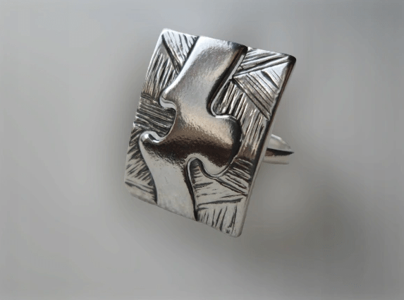 ciekawy pierścionek wykonany ze srebra
