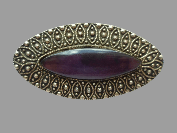 broszka z oczkiem w stylu retro