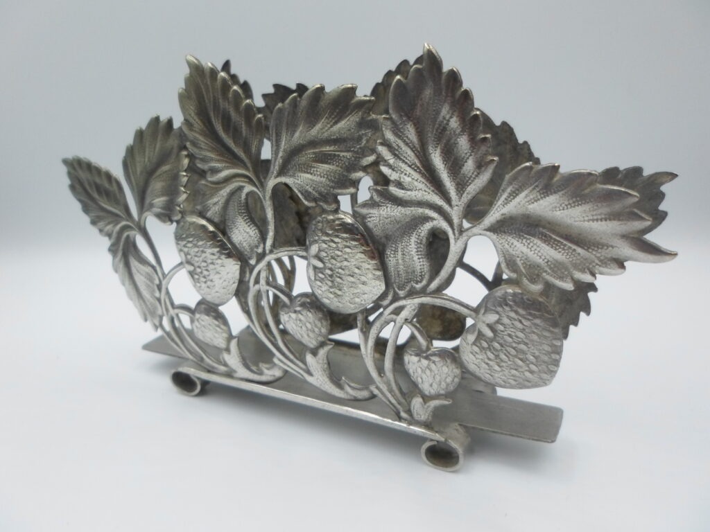 posrebrzany serwetnik w poziomki hefra