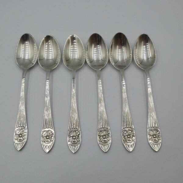 posrebrzane łyżeczki z motywem kwiatowym