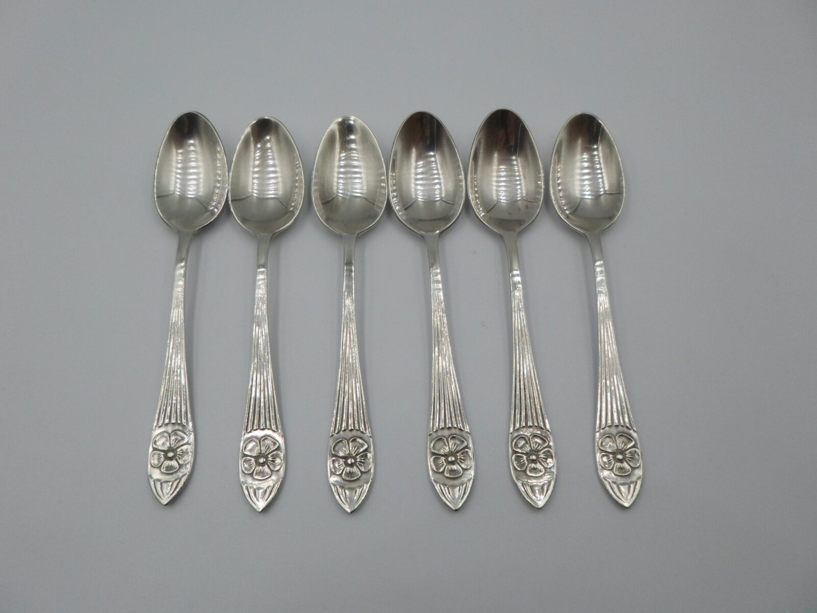 posrebrzane łyżeczki z motywem kwiatowym