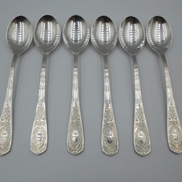 posrebrzane łyżeczki z epoki