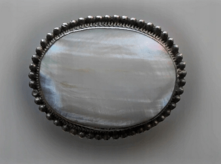 broszka z masą perłową