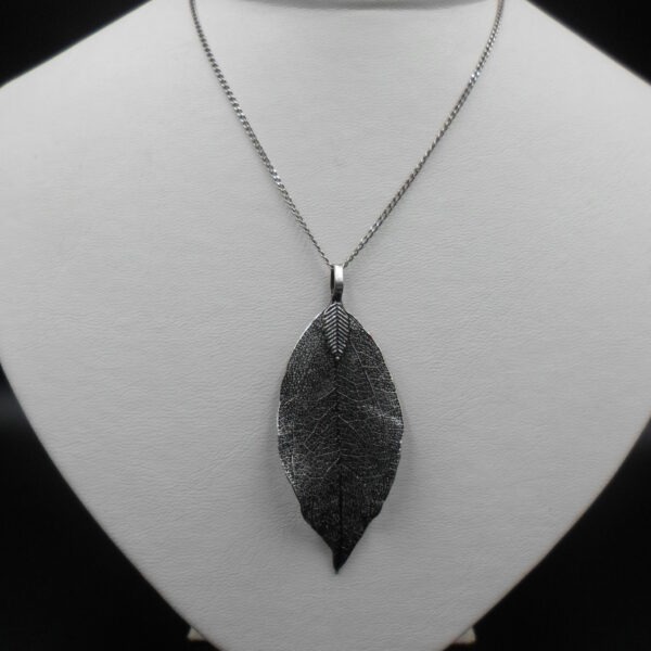 wisiorek w kształcie liścia