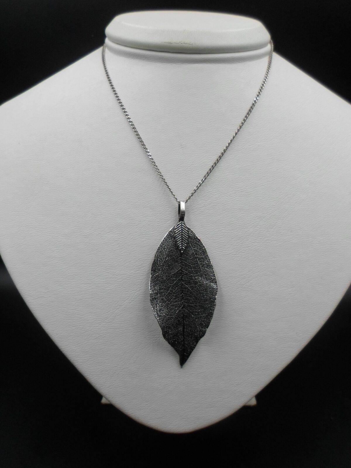 wisiorek w kształcie liścia