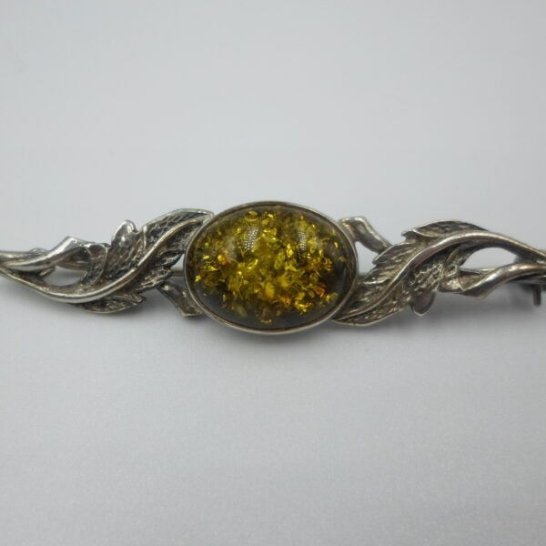 srebrna broszka z bursztynem