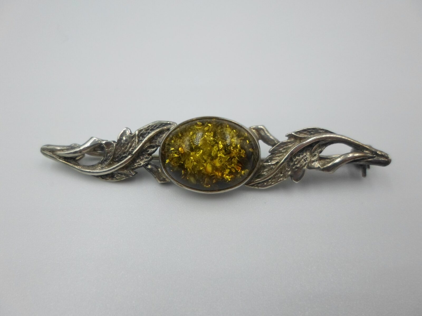 srebrna broszka z bursztynem
