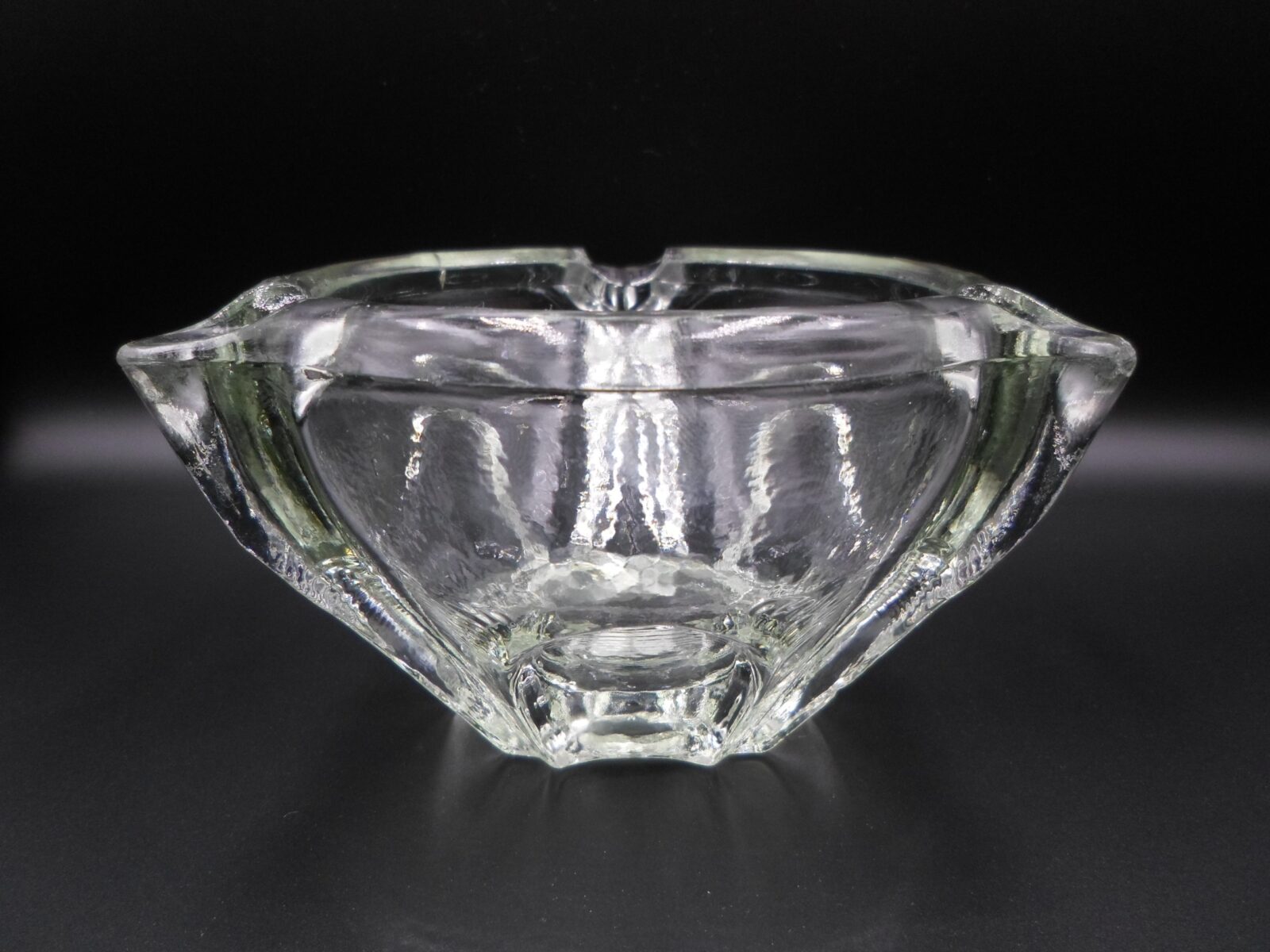 stara popielniczka ze szkła