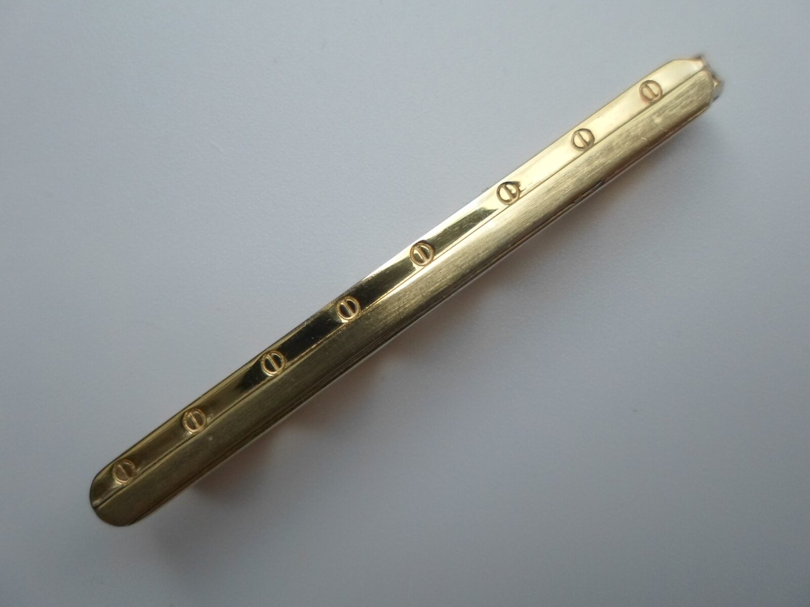 pozłacana spinka do krawata