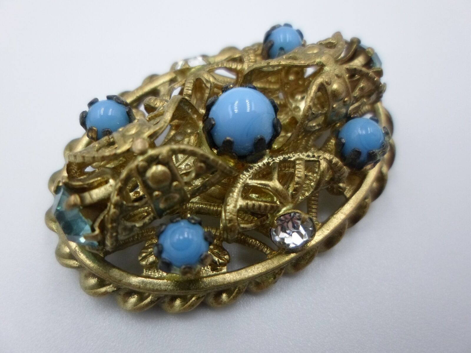 POZŁACANA BROSZKA BOGATO WYSADZANA KAMIENIAMI - obrazek 2