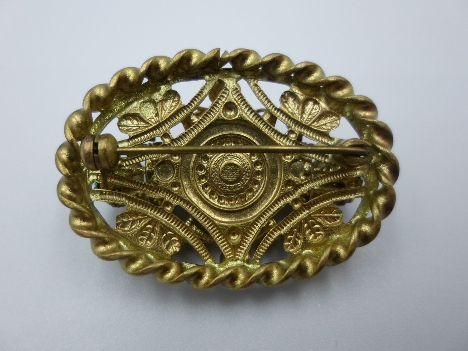 POZŁACANA BROSZKA BOGATO WYSADZANA KAMIENIAMI - obrazek 4