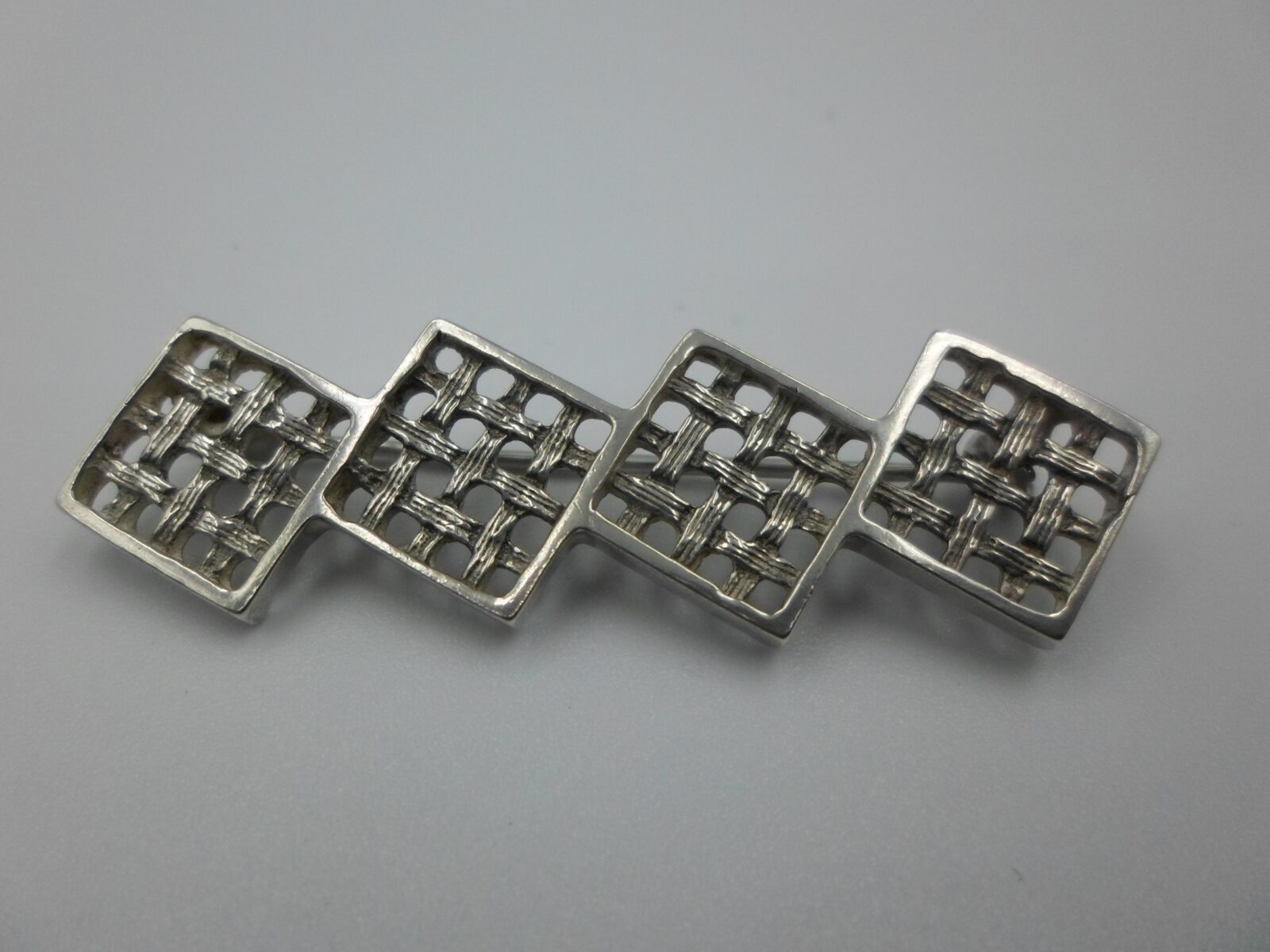 GEOMETRYCZNA BROSZKA CIEKAWY KSZTAŁT SREBRO 925