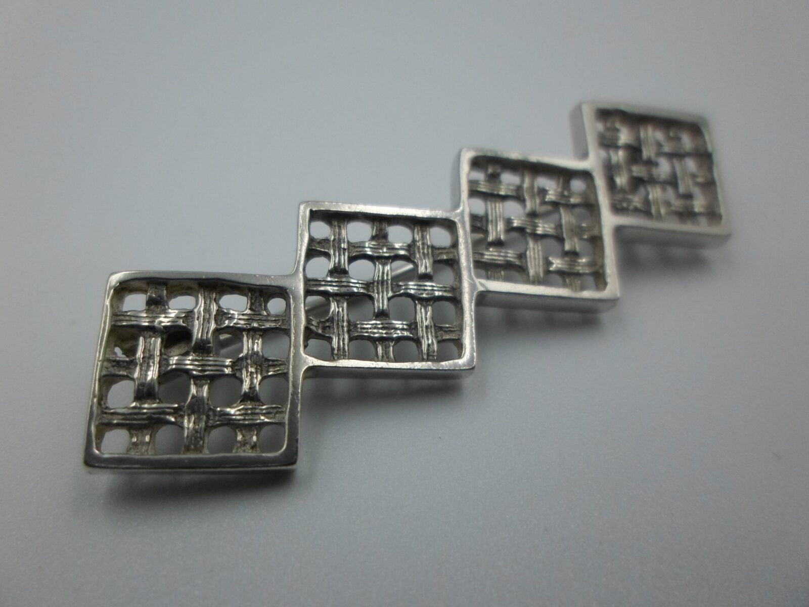 GEOMETRYCZNA BROSZKA CIEKAWY KSZTAŁT SREBRO 925 - obrazek 2