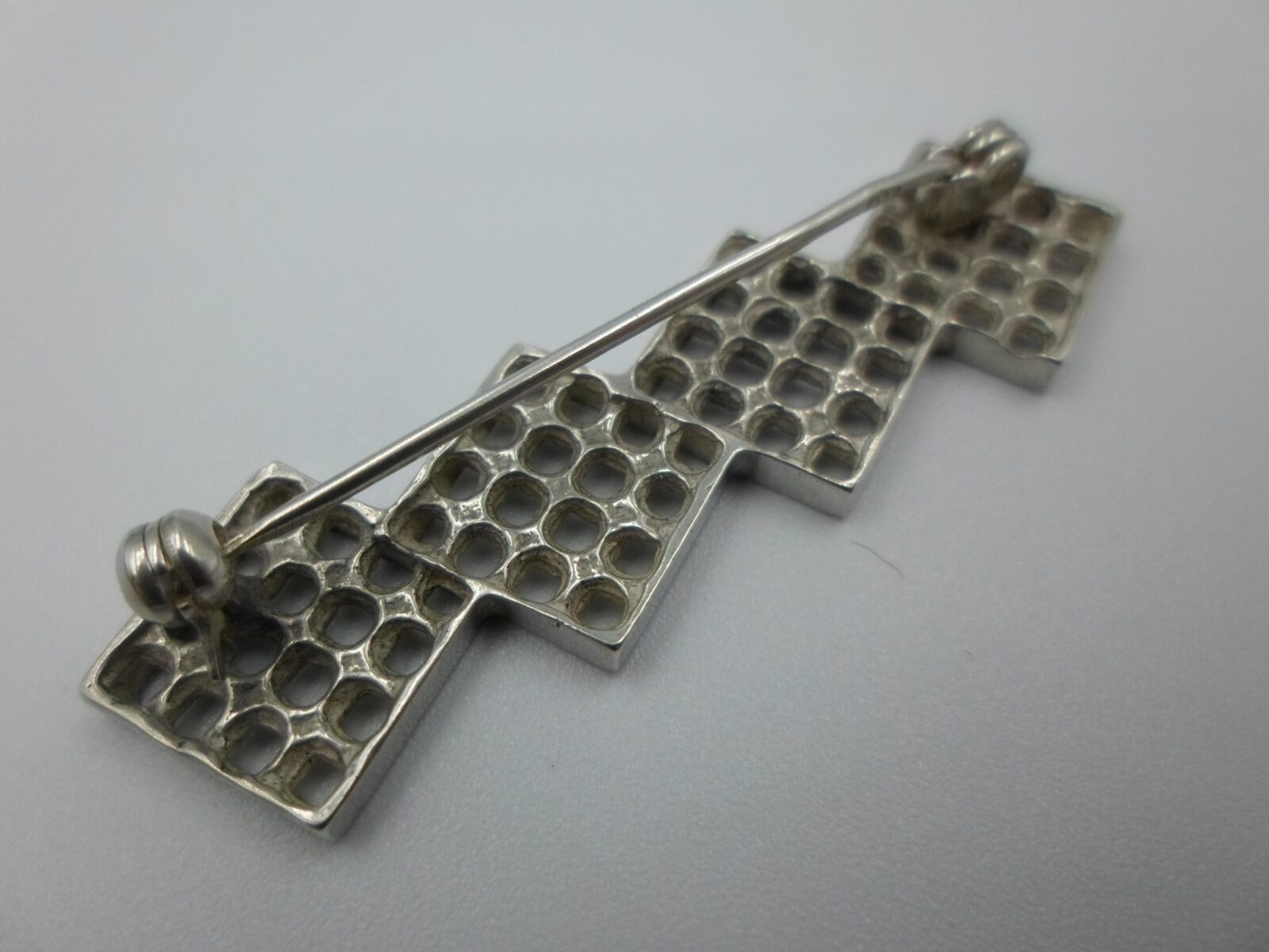 GEOMETRYCZNA BROSZKA CIEKAWY KSZTAŁT SREBRO 925 - obrazek 3