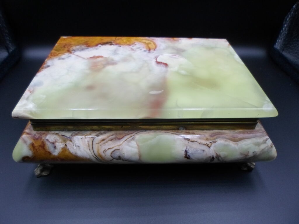 szkatułka z onyksu i mosiądzu