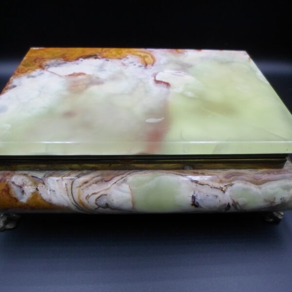 szkatułka z onyksu i mosiądzu