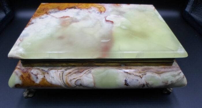 szkatułka z onyksu i mosiądzu