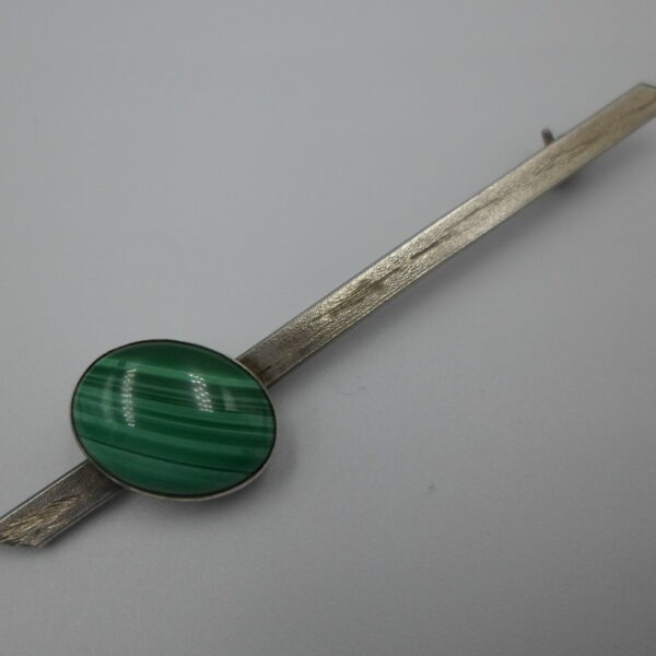 srebrna broszka z malachitem