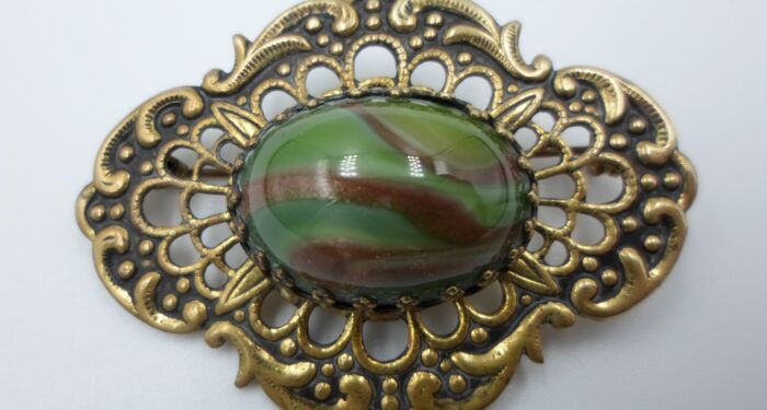 pozłacana broszka z agatem