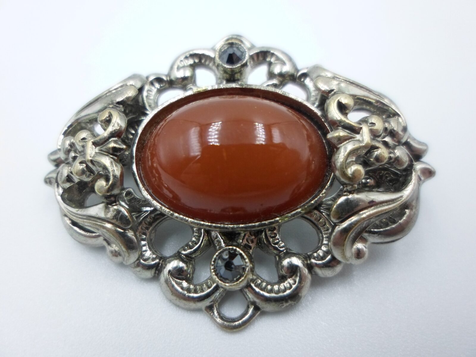 BROSZKA Z BRĄZOWYM OCZKIEM W STYLU WIKTORIAŃSKIM