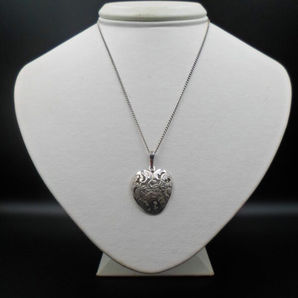 wisiorek w kształcie serca