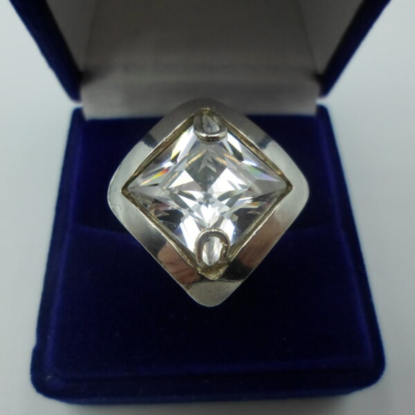 pierścionek z cyrkonią