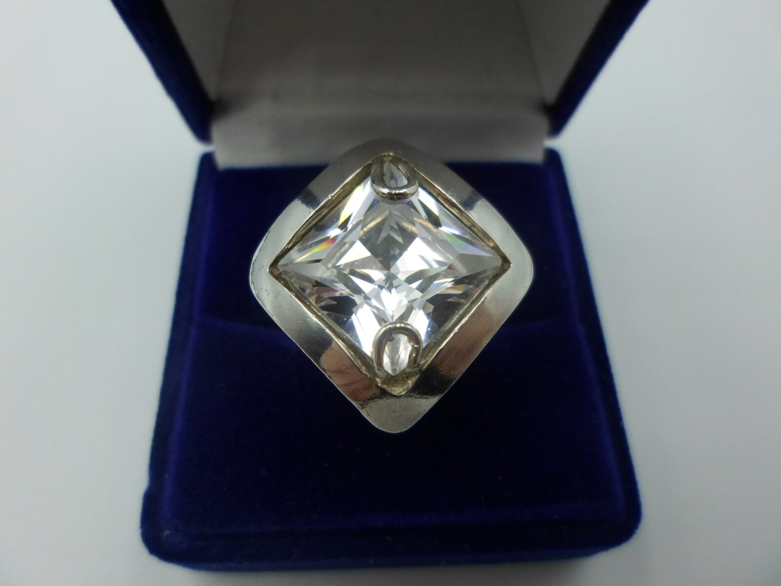 pierścionek z cyrkonią