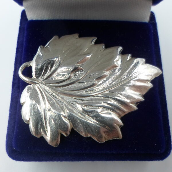 srebrna broszka w kształcie liścia