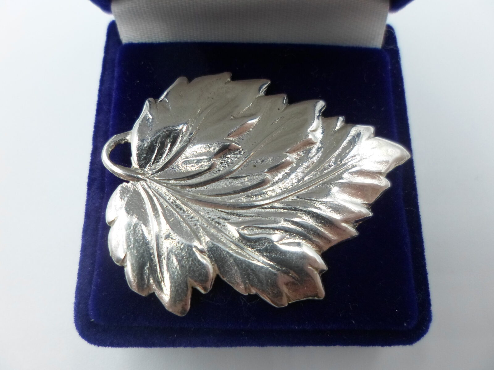 srebrna broszka w kształcie liścia