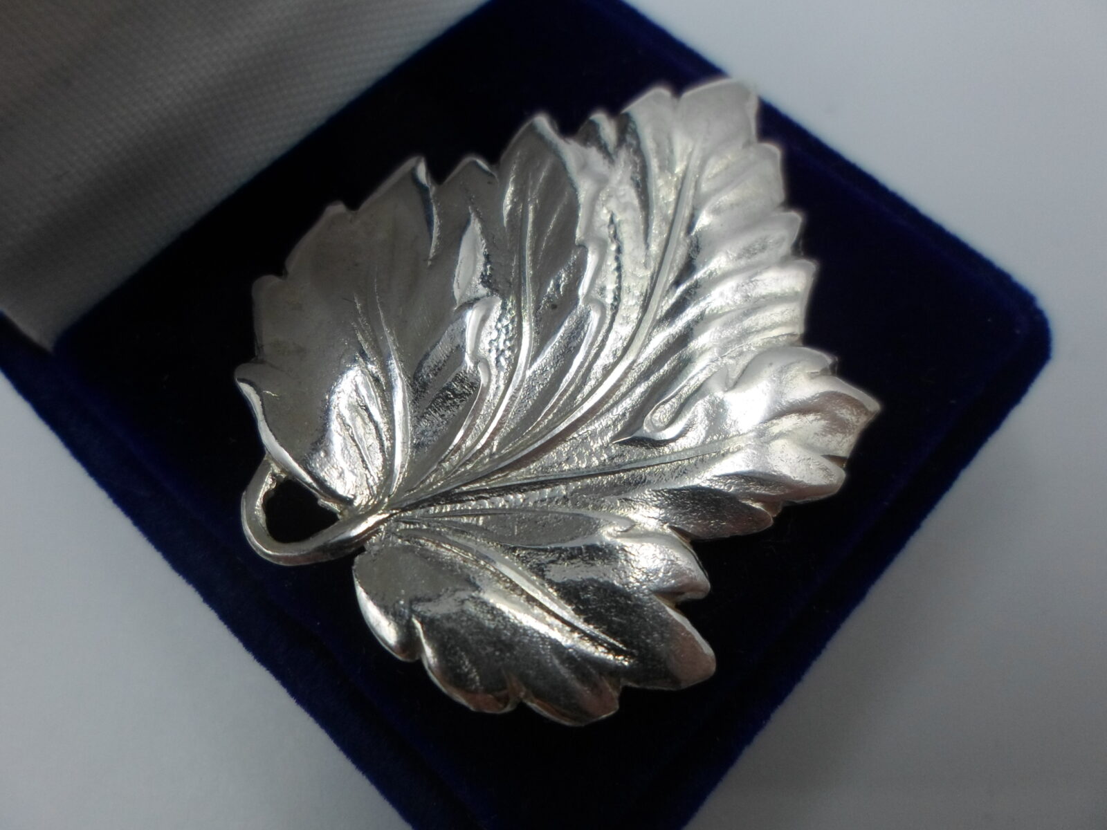 SREBRNA BROSZKA PRL-u POWRÓT DO LUKSUSU - obrazek 5