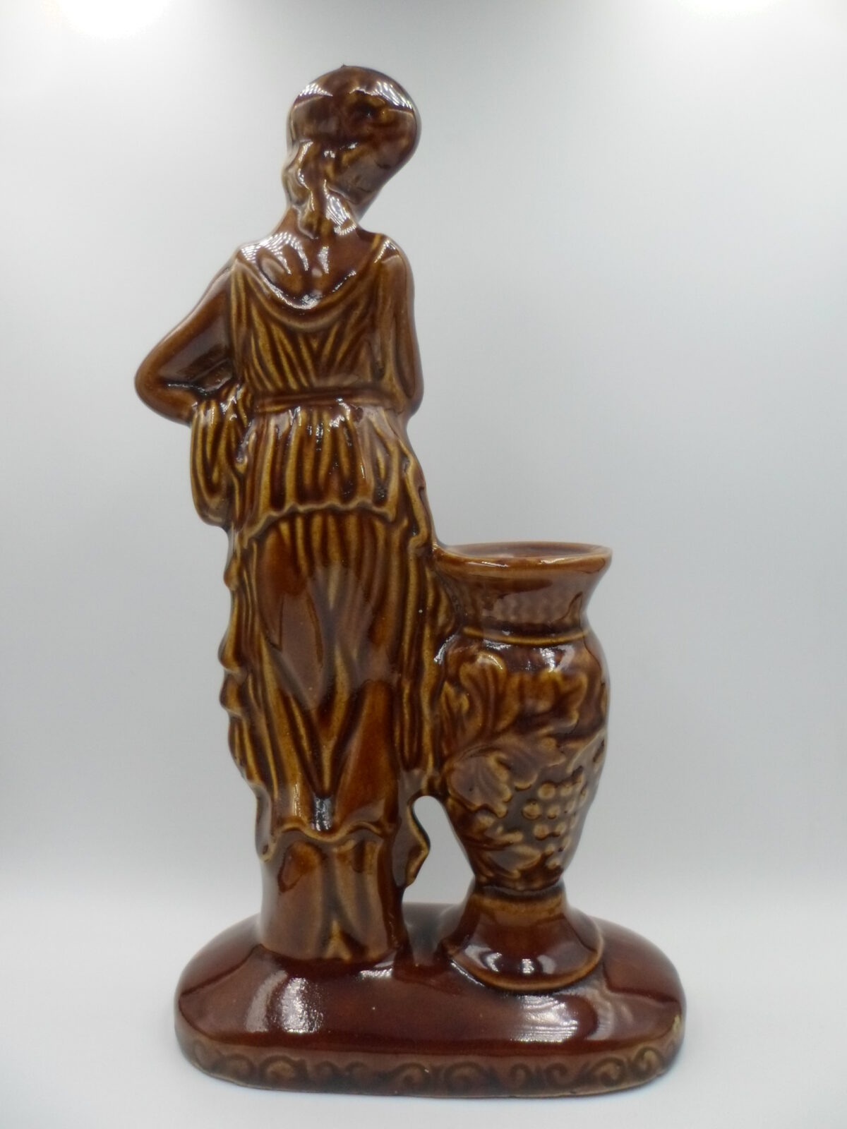 KOBIETA Z WAZONEM FIGURKA Z PORCELITU SZKLIWIONEGO MIROSTOWICE (2) - obrazek 3