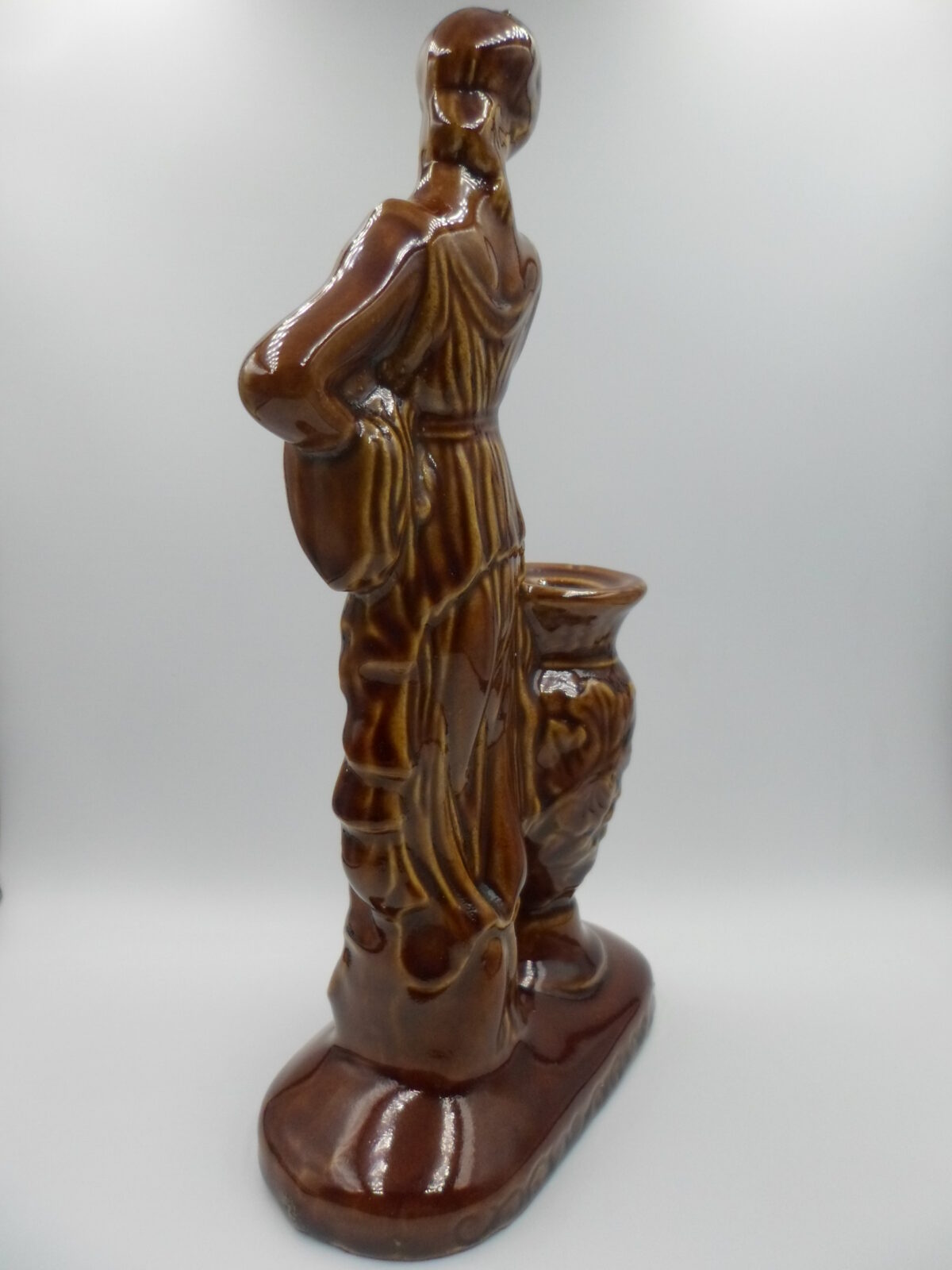 KOBIETA Z WAZONEM FIGURKA Z PORCELITU SZKLIWIONEGO MIROSTOWICE (2) - obrazek 4