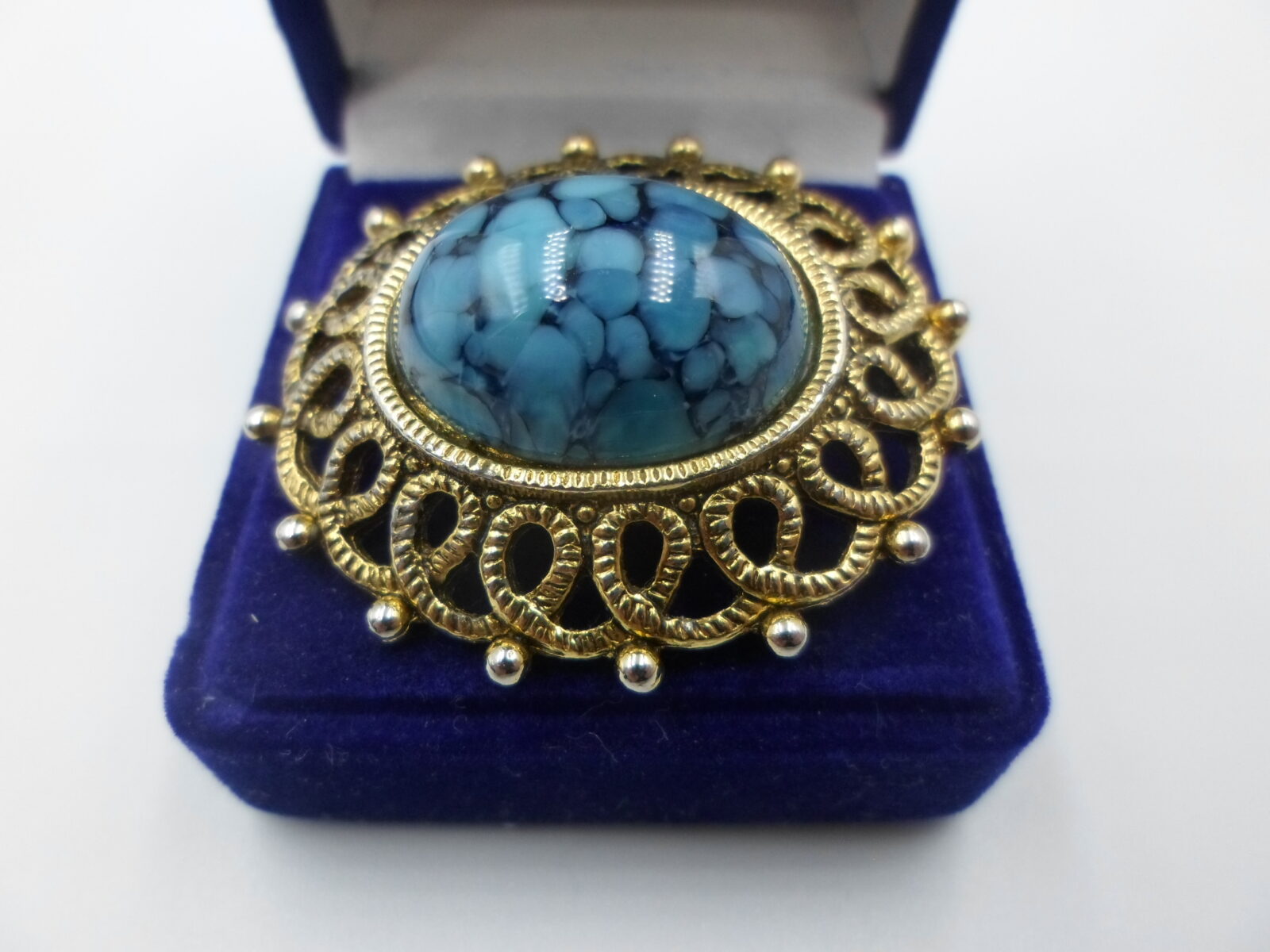 POZŁACANA BROSZKA W STYLU WIKTORIAŃSKIM Z DUŻYM OCZKIEM - obrazek 2