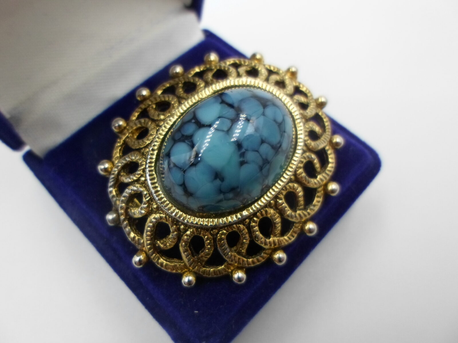 POZŁACANA BROSZKA W STYLU WIKTORIAŃSKIM Z DUŻYM OCZKIEM - obrazek 3