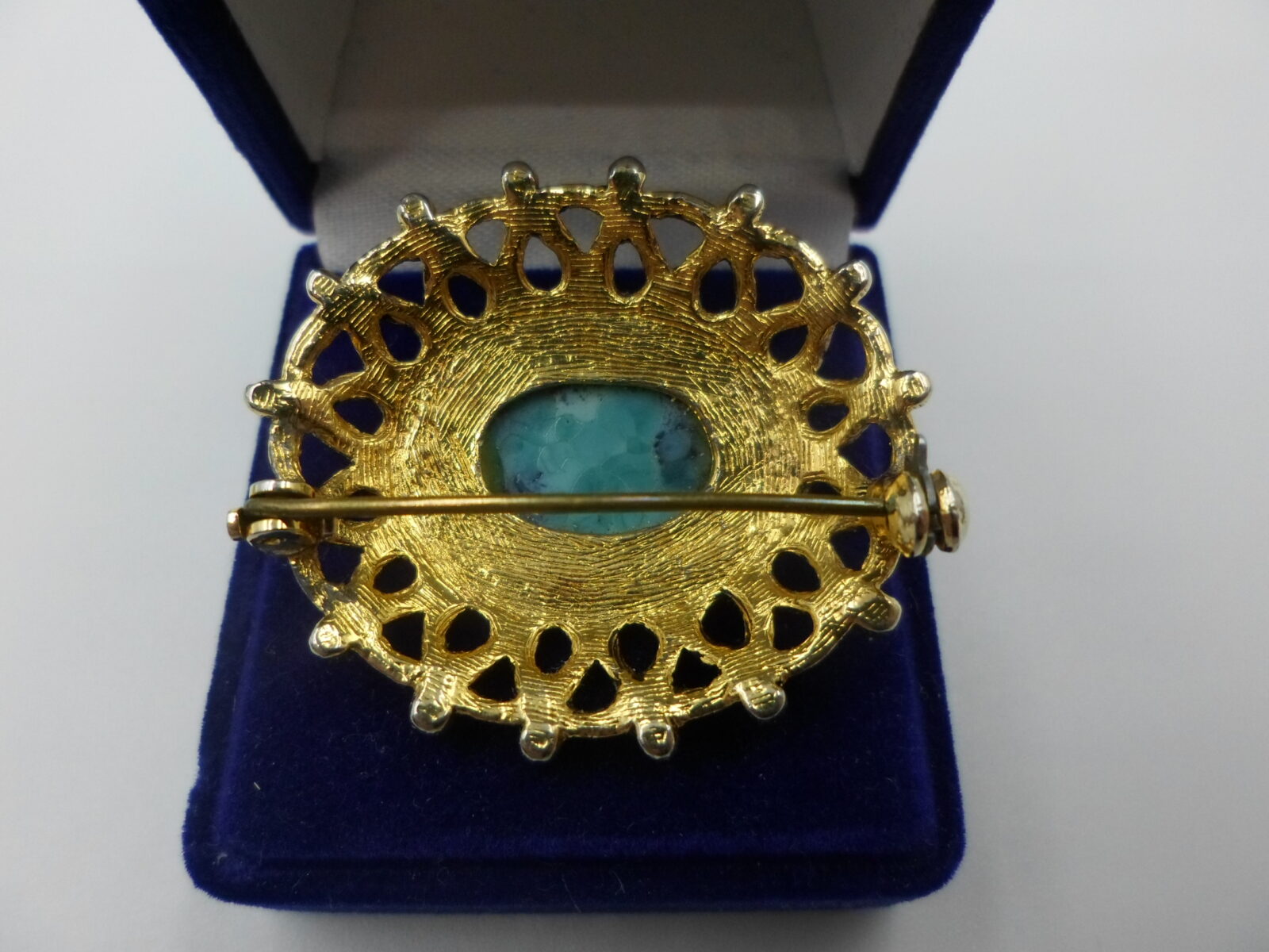 POZŁACANA BROSZKA W STYLU WIKTORIAŃSKIM Z DUŻYM OCZKIEM - obrazek 4