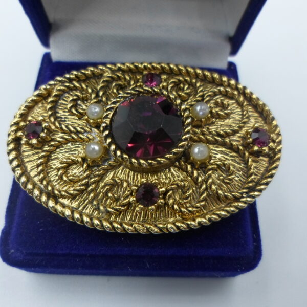 broszka z rubinowym oczkiem